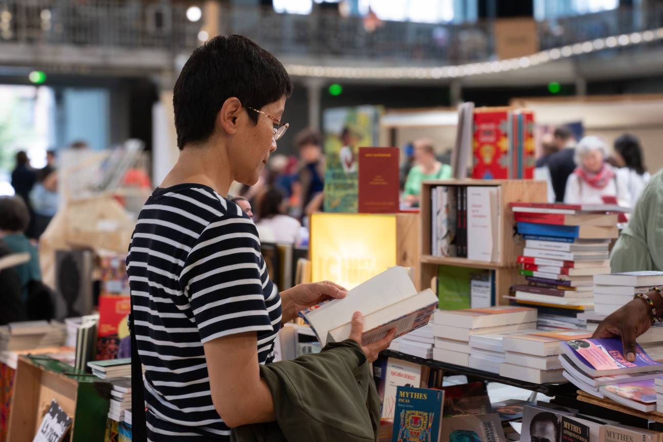 De poëziemarkt van Poetik Bazar in 2025 in de Hallen van Schaarbeek.
