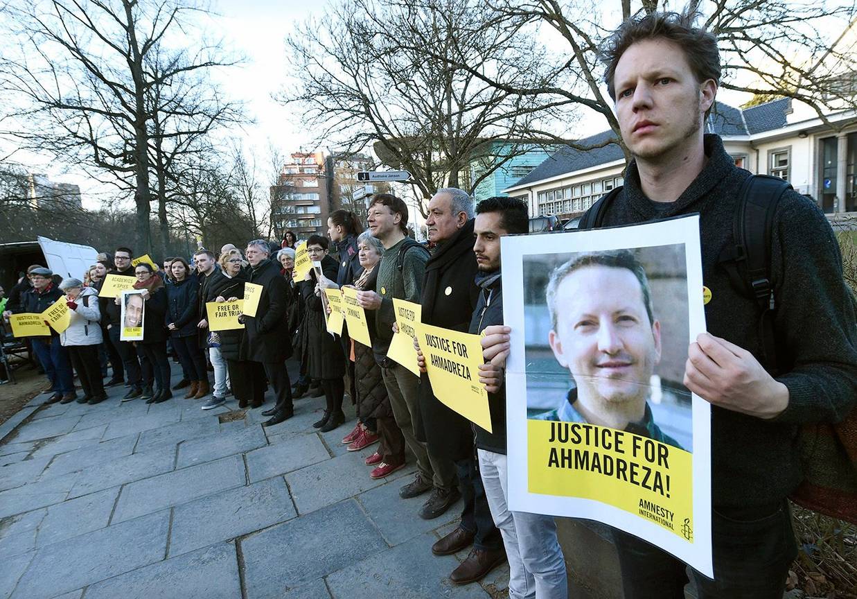 Amnesty International manifestatie 14 december 2017 voor vrijlating gastdocent Ahmazedra Djalali door Caroline Pauwels Rector VUB Yvon Englert Rector ULB