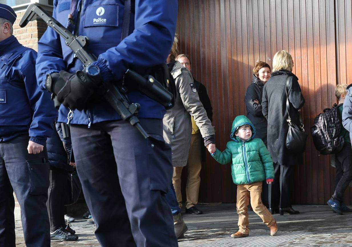 Schoolkinderen leerlingen klas school jeugd jongeren politie terreurdreiging Sint Jan Berchmanscollege lagere school 3