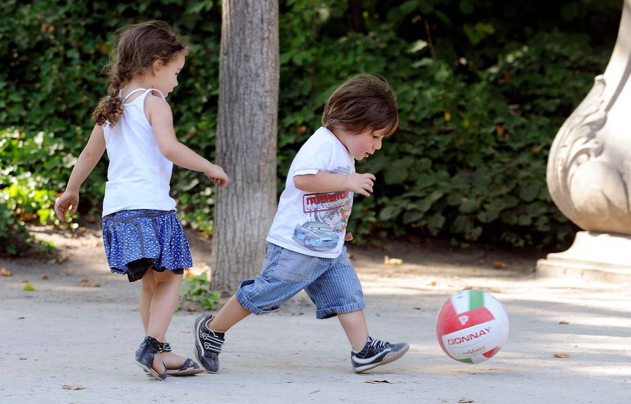 Kinderen spelen spelende kinderen voetbal Warandepark