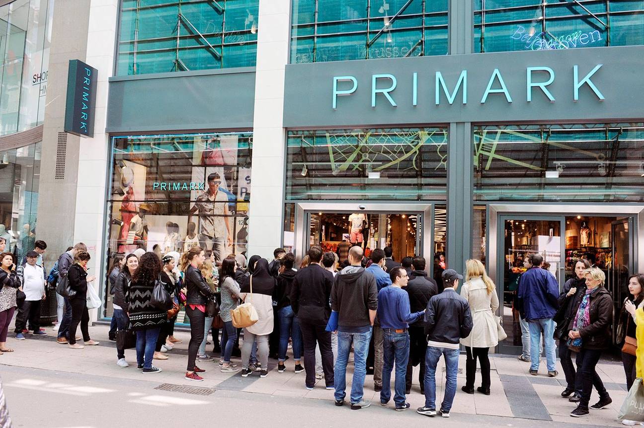 Nieuwstraat winkelstraat winkelwandelstraat shopping voetgangerszone diversiteit samenleving hoofddoek Primark jongeren consumptie