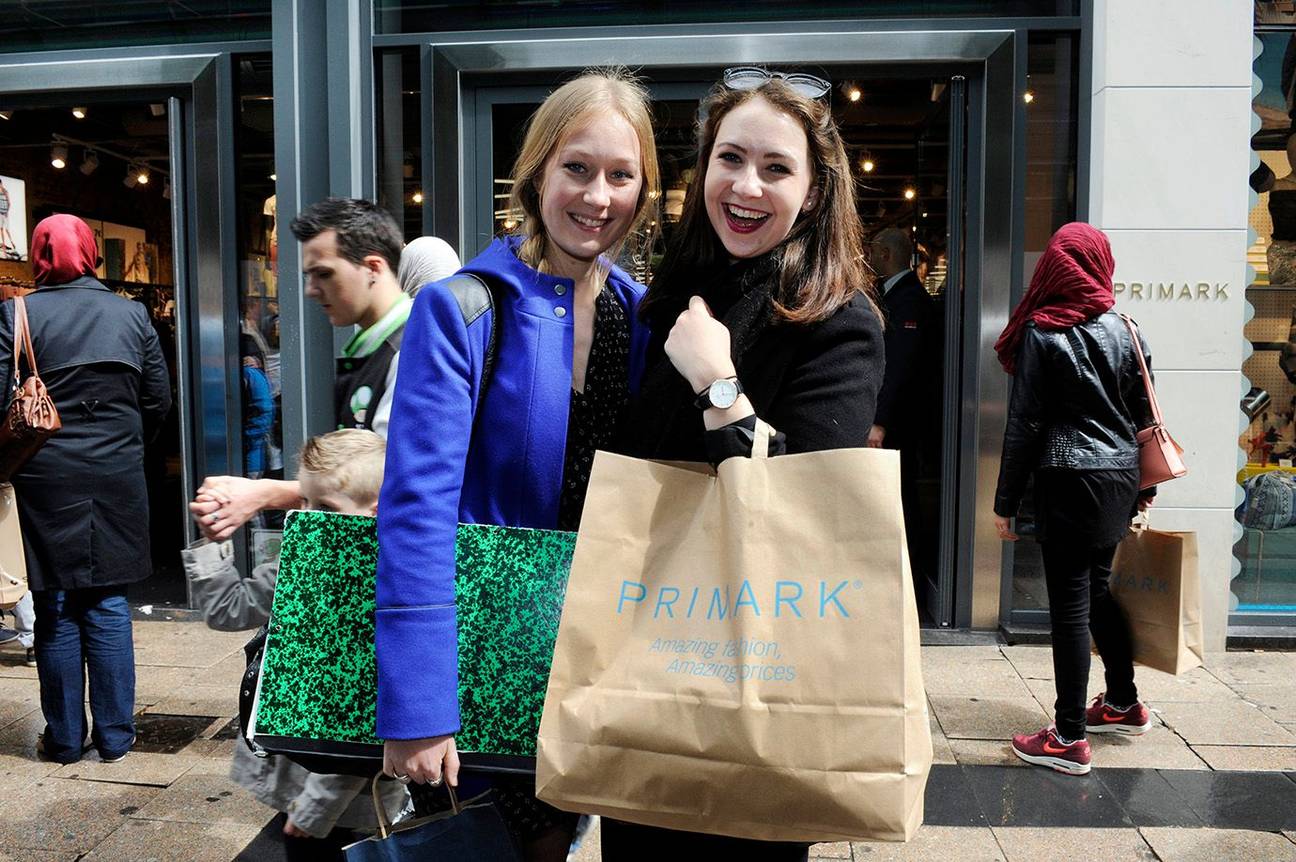 Nieuwstraat winkelstraat winkelwandelstraat shopping voetgangerszone diversiteit samenleving hoofddoek solden Primark meisjes jongeren consumptie