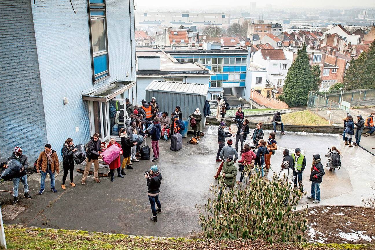 BEELD Sans-Papiers BRUZZ ACTUA 1606