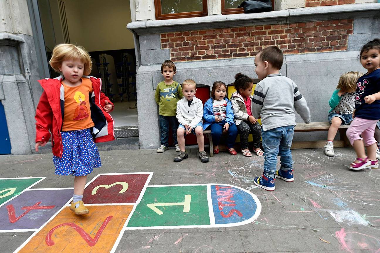 Lagere school Sint-Joost-aan-zee spelende kinderen hinkelen spelen onderwijs