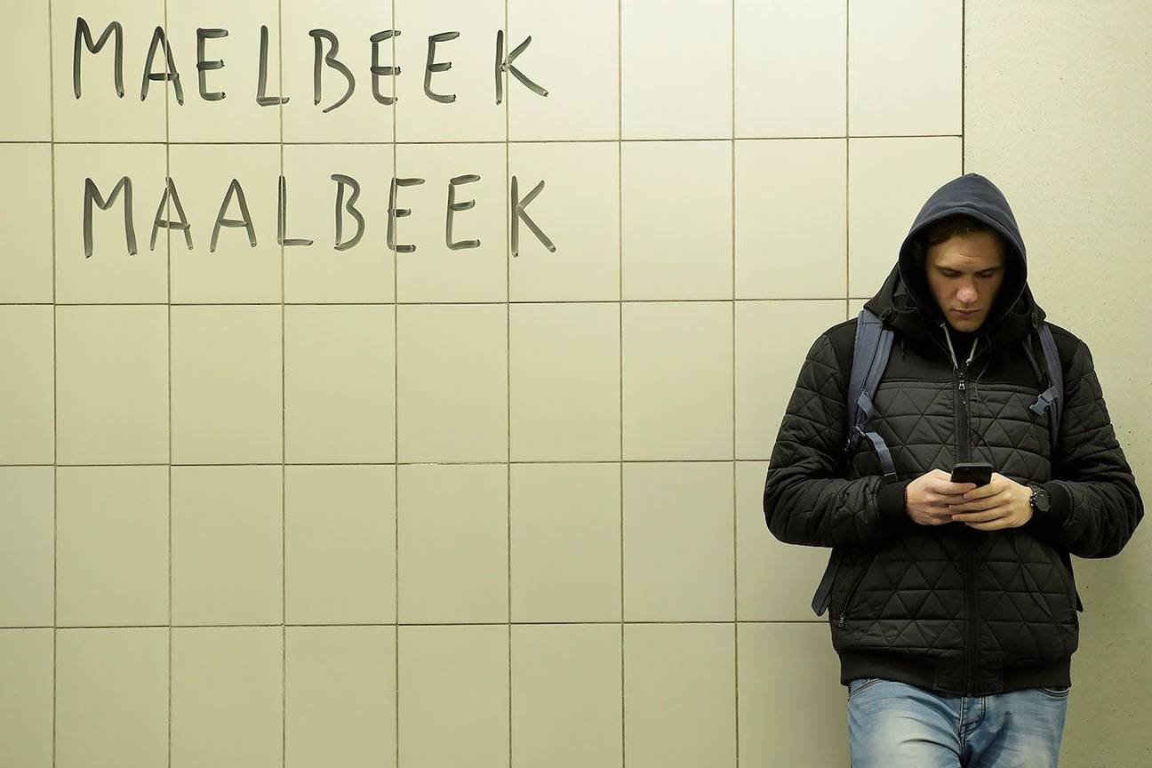 metrostation Maalbeek MIVB metrohalte openbaar vervoer pendelaar jongere jeugd hoodie smartphone