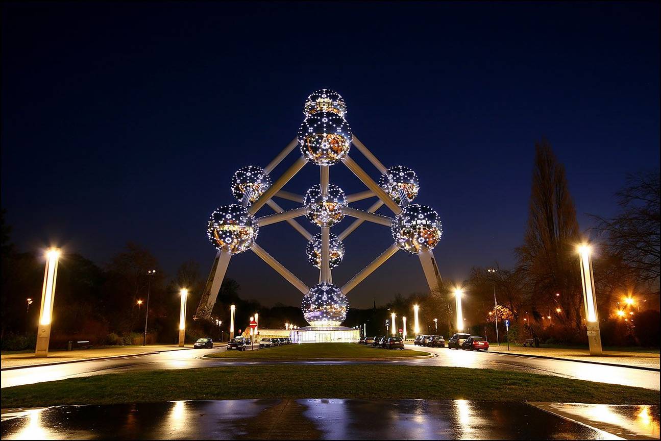 30-08 2010 Atomium by night