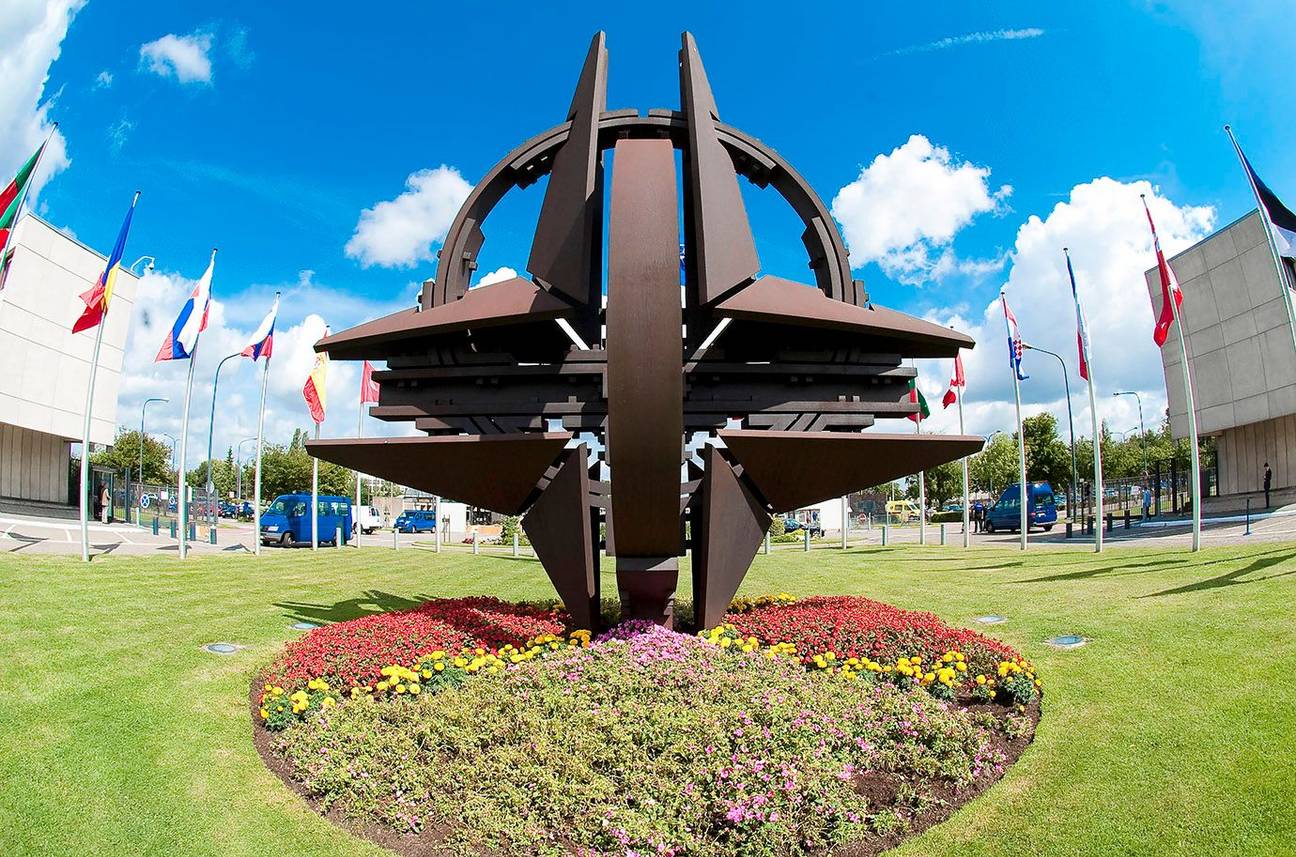 2009 het symbool van de Noordatlantische alliantie voor het NAVO-hoofdkwartier in Evere