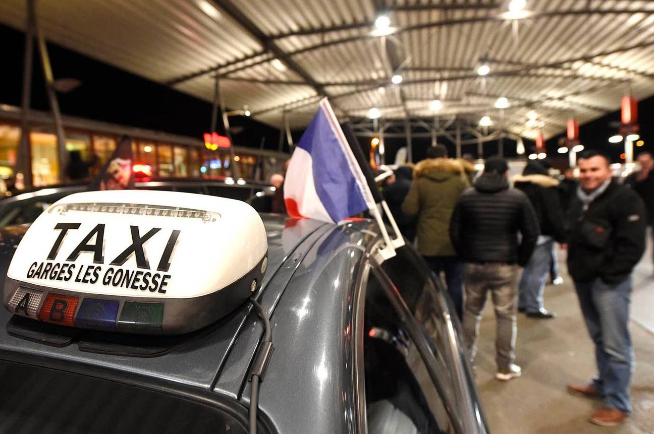 27-03-2018 Manifestatie van taxichauffeurs tegen UBER in Ruisbroek ter hoogte van de Brusselse Ring 2
