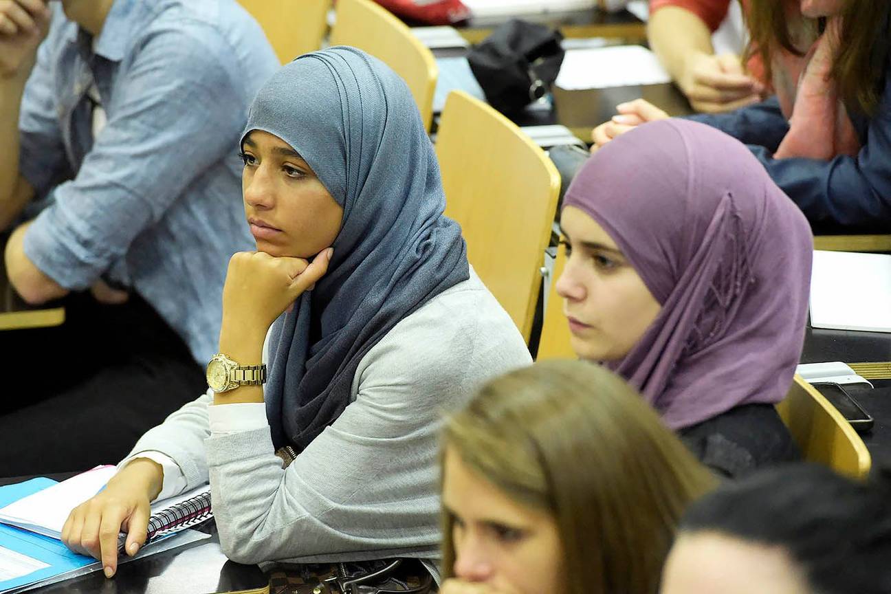 Studenten school Institut Marie Haps hoofddoek islam 2
