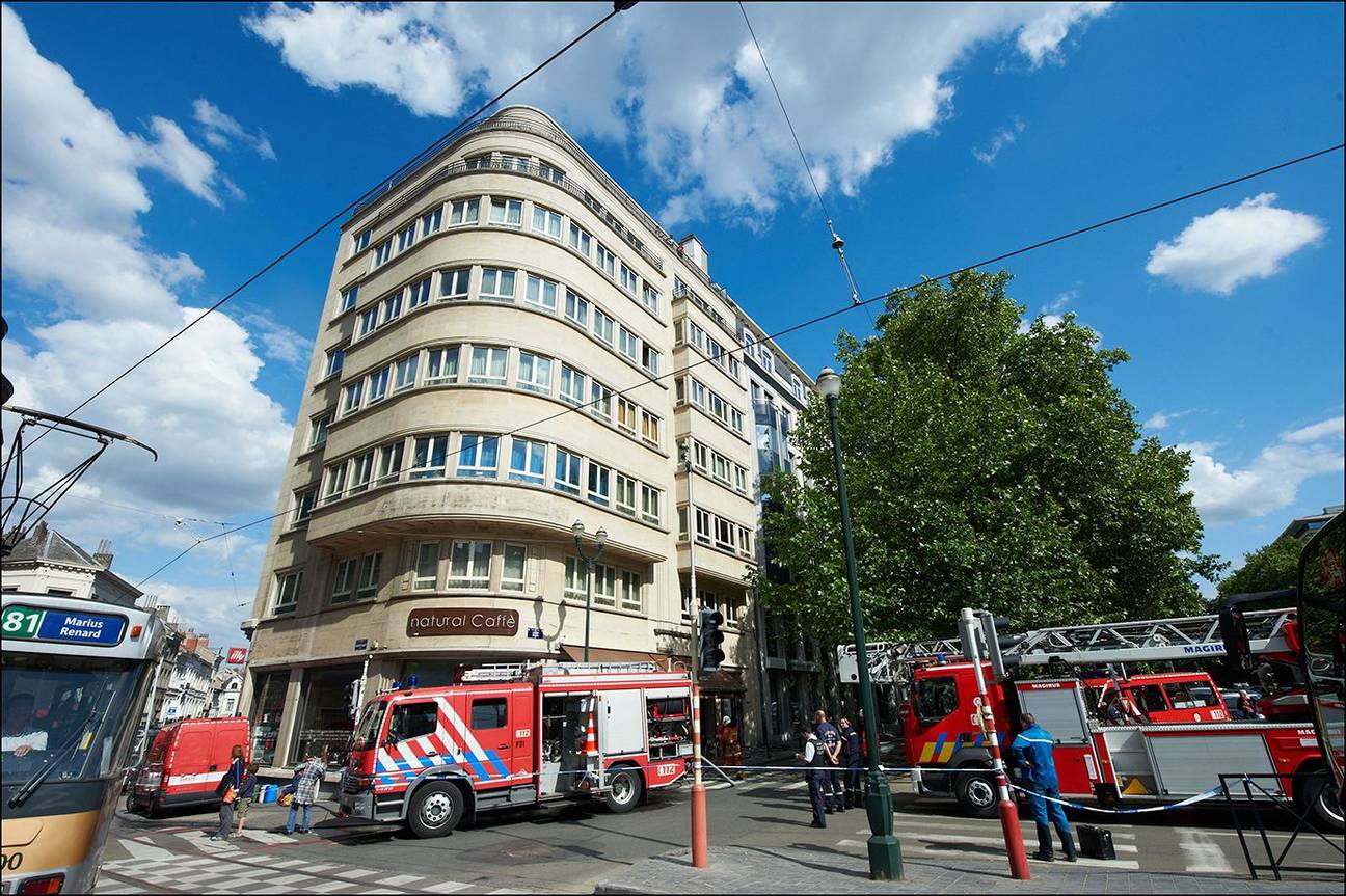 Brandweer ziekenwagen 112 ambulance hulpverlener kleine ring brand interventie Louizalaan Lesbroussartstraat Natural Caffe