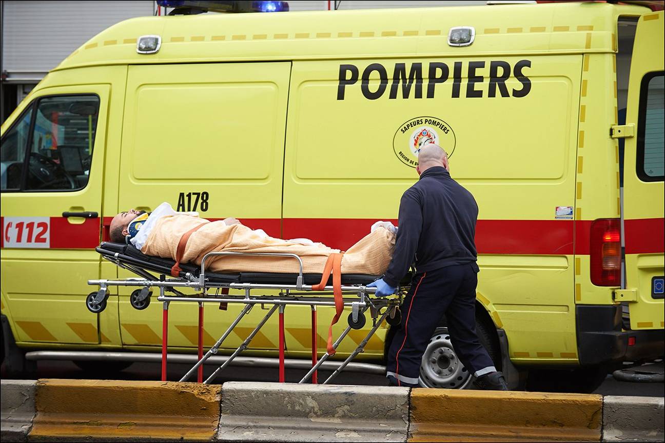 Brandweer ziekenwagen 112 ambulance hulpverlener kleine ring ongeval ongeluk