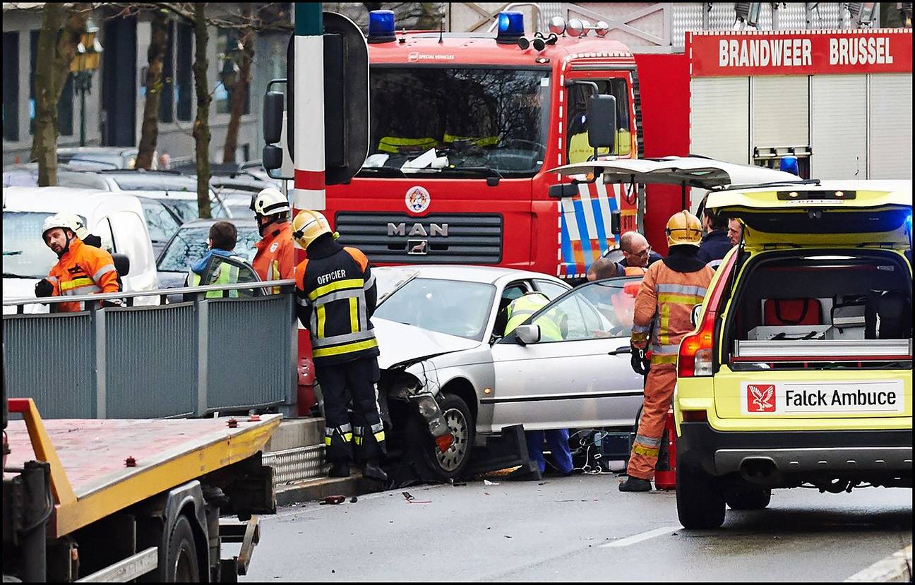 Brandweer ziekenwagen 112 ambulance hulpverlener kleine ring ongeval ongeluk 2