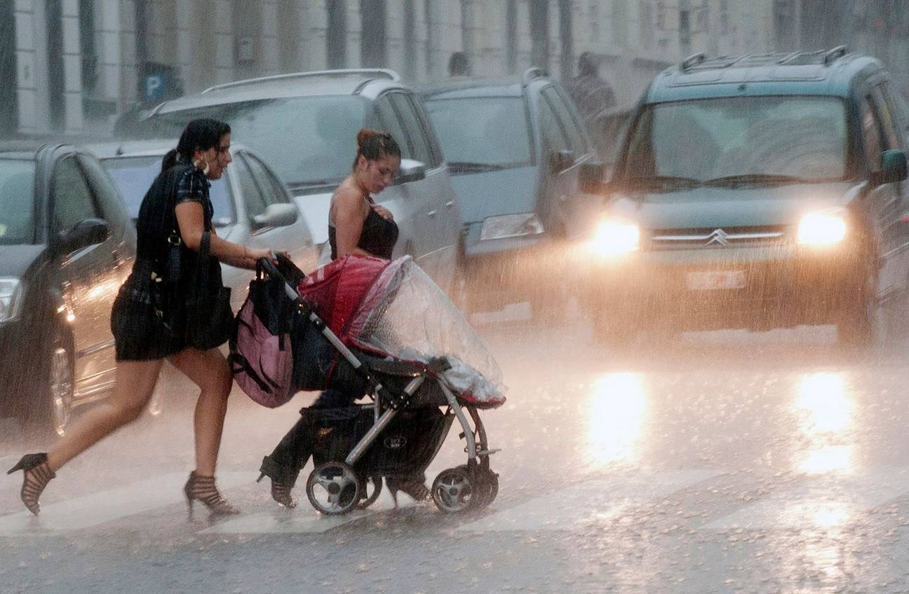 Onweer in Brussel regen storm Flageyplein kinderkoets mama moeder vrouw