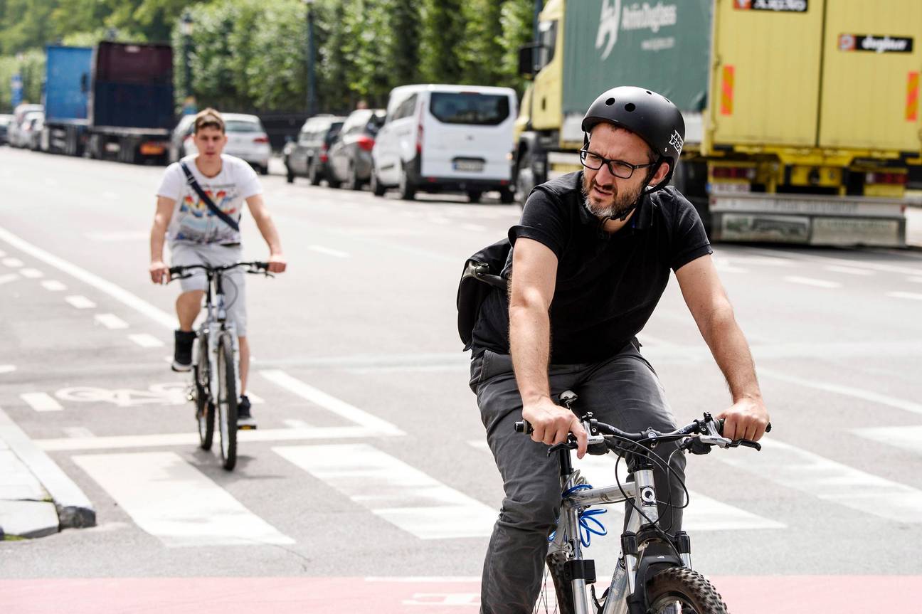 fietser in het Brussels verkeer
