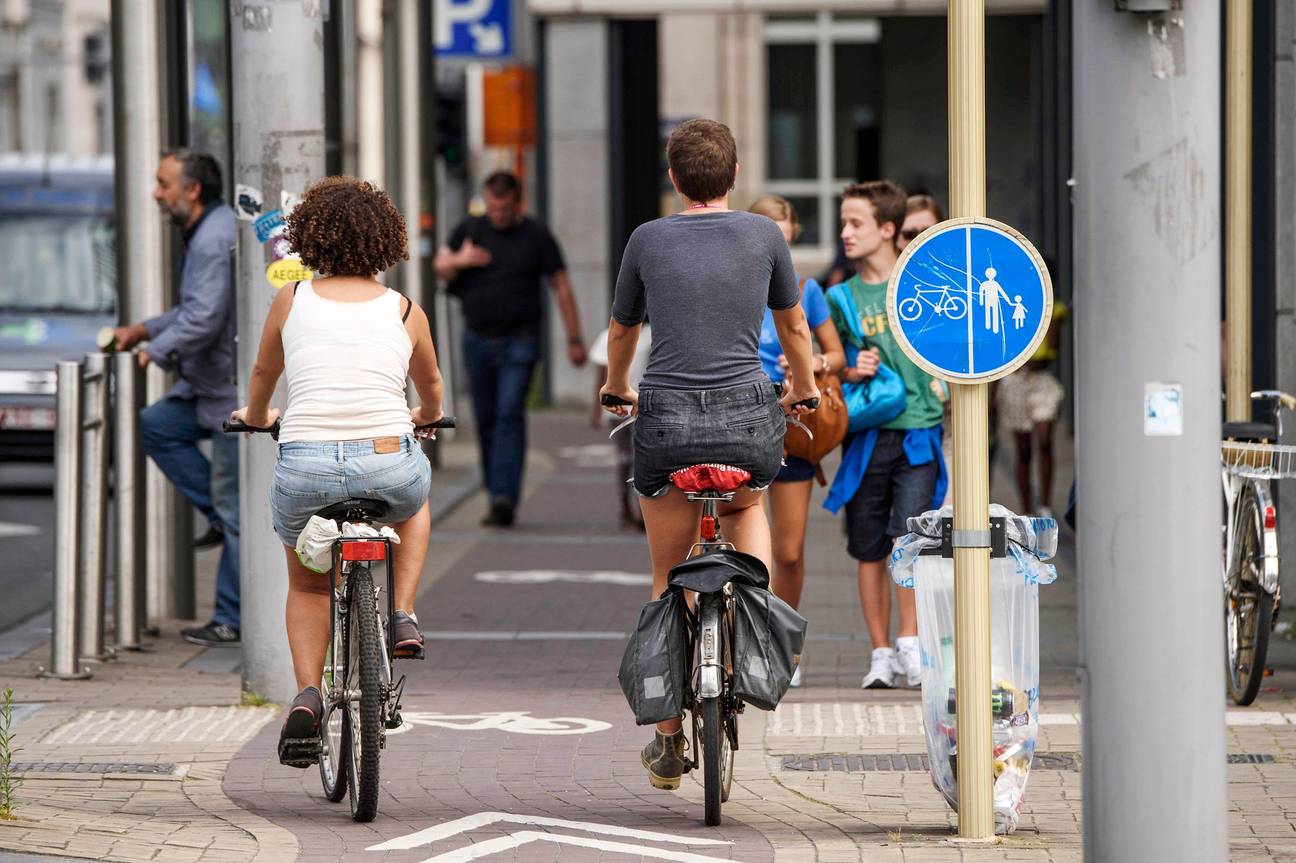 fietser in verkeer fietspad voetganger