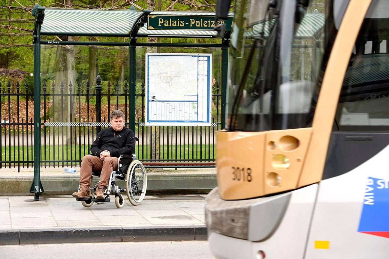 Rolstoelgebruiker aan tramhalte Paleizenstraat