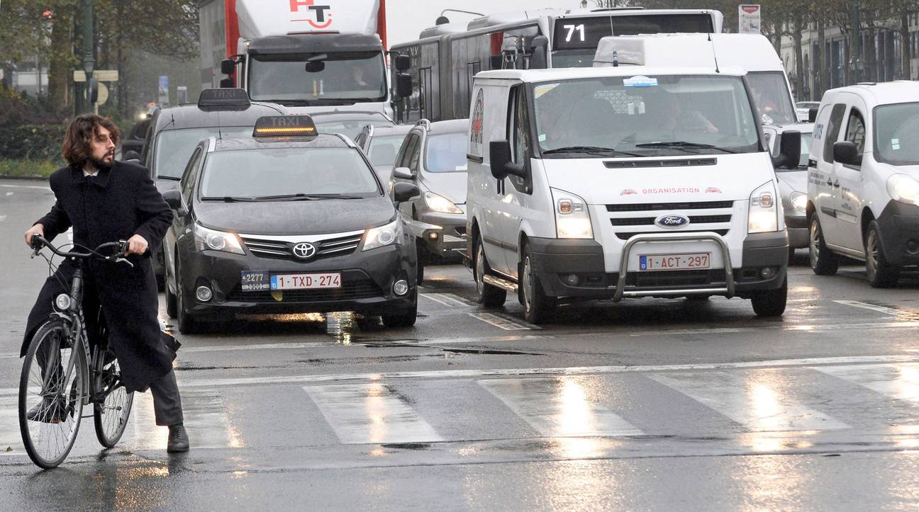 Fietser tussen autoverkeer