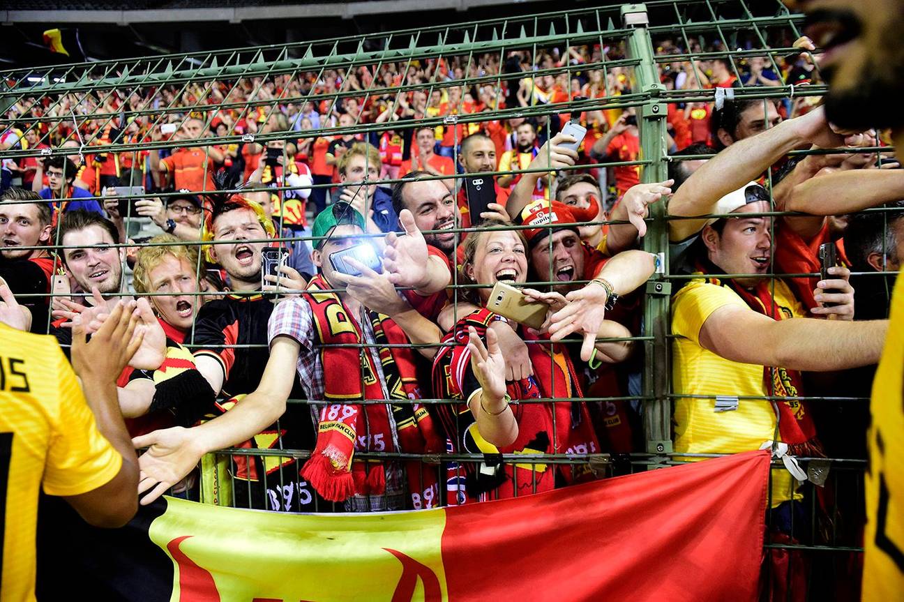 De Rode Duivels groeten de supporters na de vriendschappelijke wedstrijd tegen Costa Rica als voorbereiding op het WK in Rusland