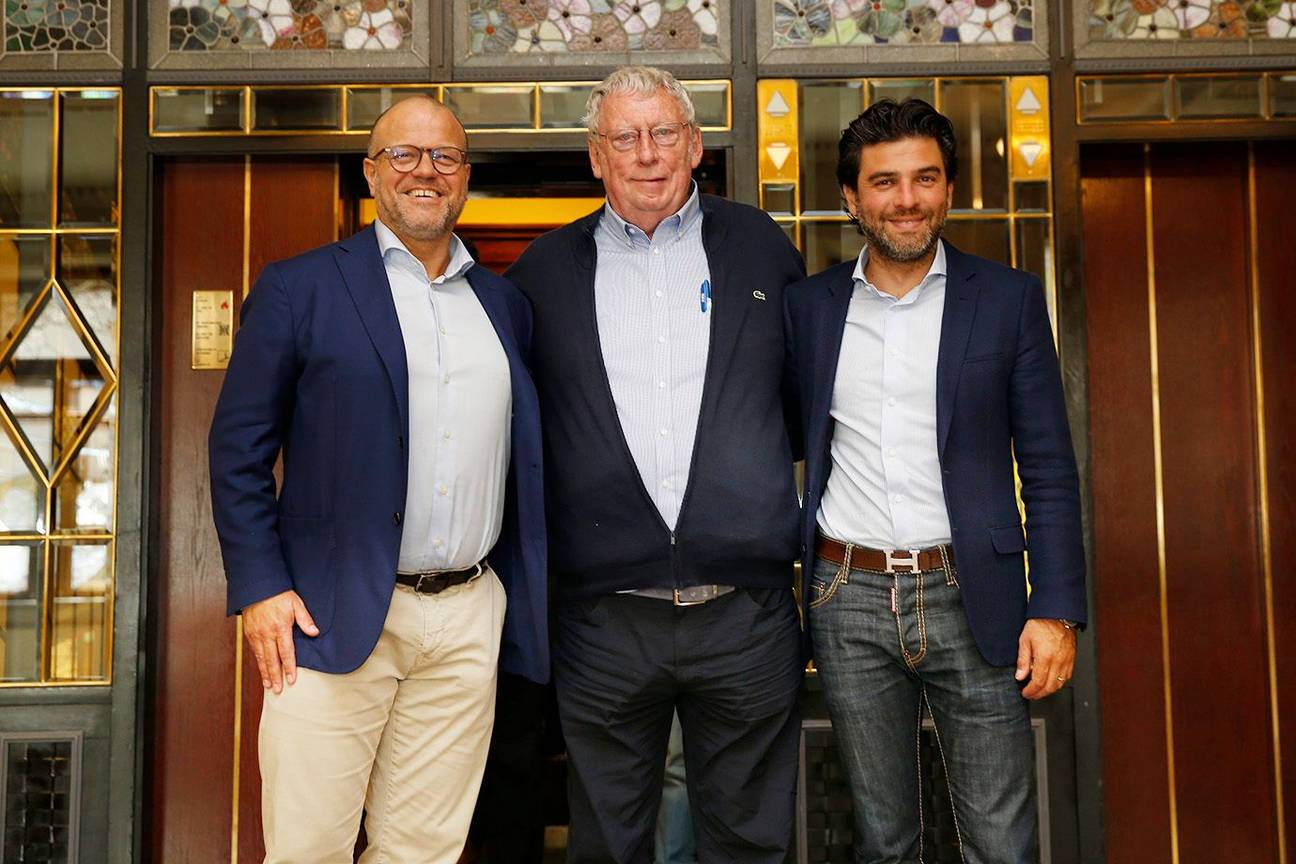 Gerard Linard (midden), voorzitter Belgische voetbalbond, Bart Verhaeghe, ondervoorzitter (links) en Mehdi Bayat, lid van het technisch comité (rechts)