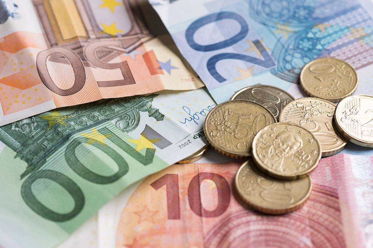 Geld spaargeld euro bankbiljet portefeuille economie