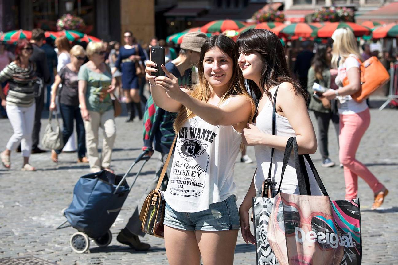 Toeristen maken een selfie op de Grote Markt in Brussel