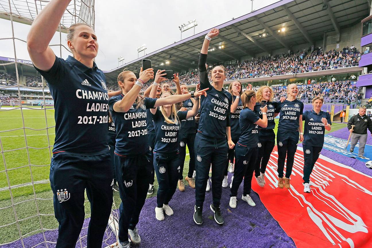 De RSCA Ladies-kampioenenploeg tijdens de Jupiler Pro League play off 1 match tegen Standard de Liège op 10 mei 2018