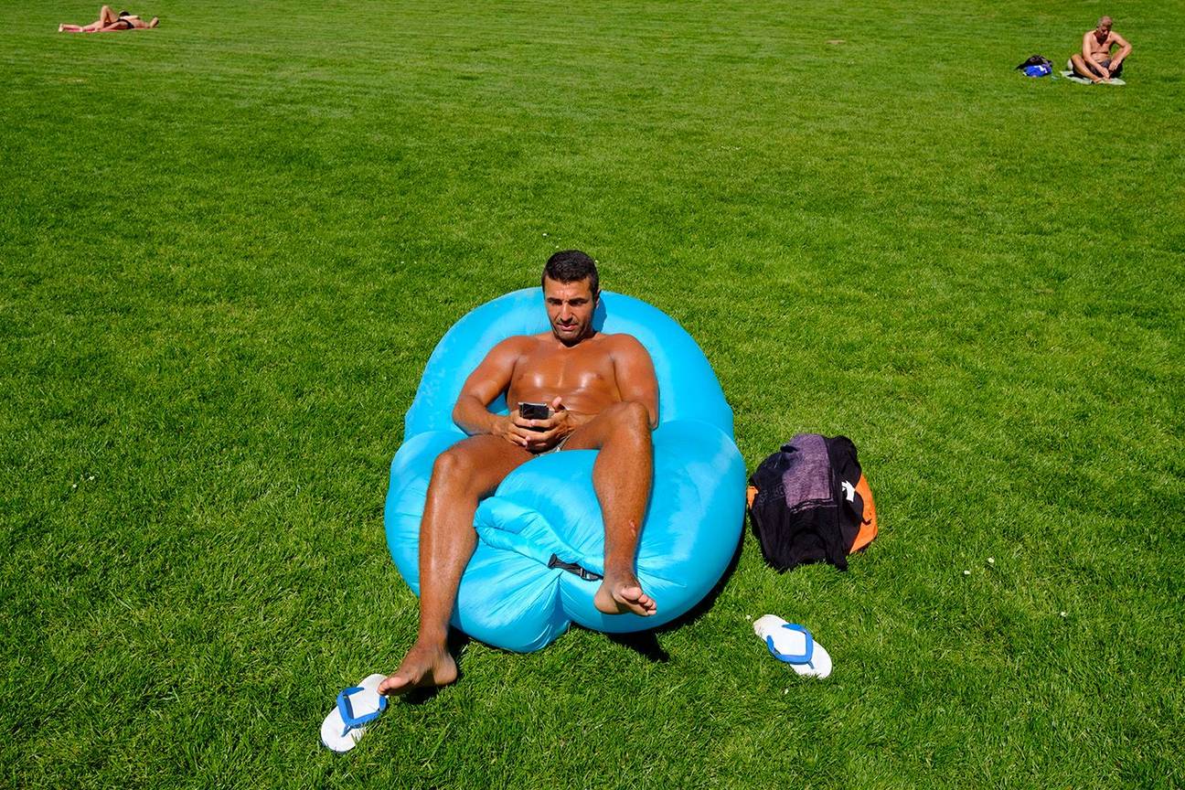 Hete zomer warmte hitte Terkamerenbos Ter Kamerenbos zon gras park gebruind smartphone relax vrije tijd man gespierd sixpack