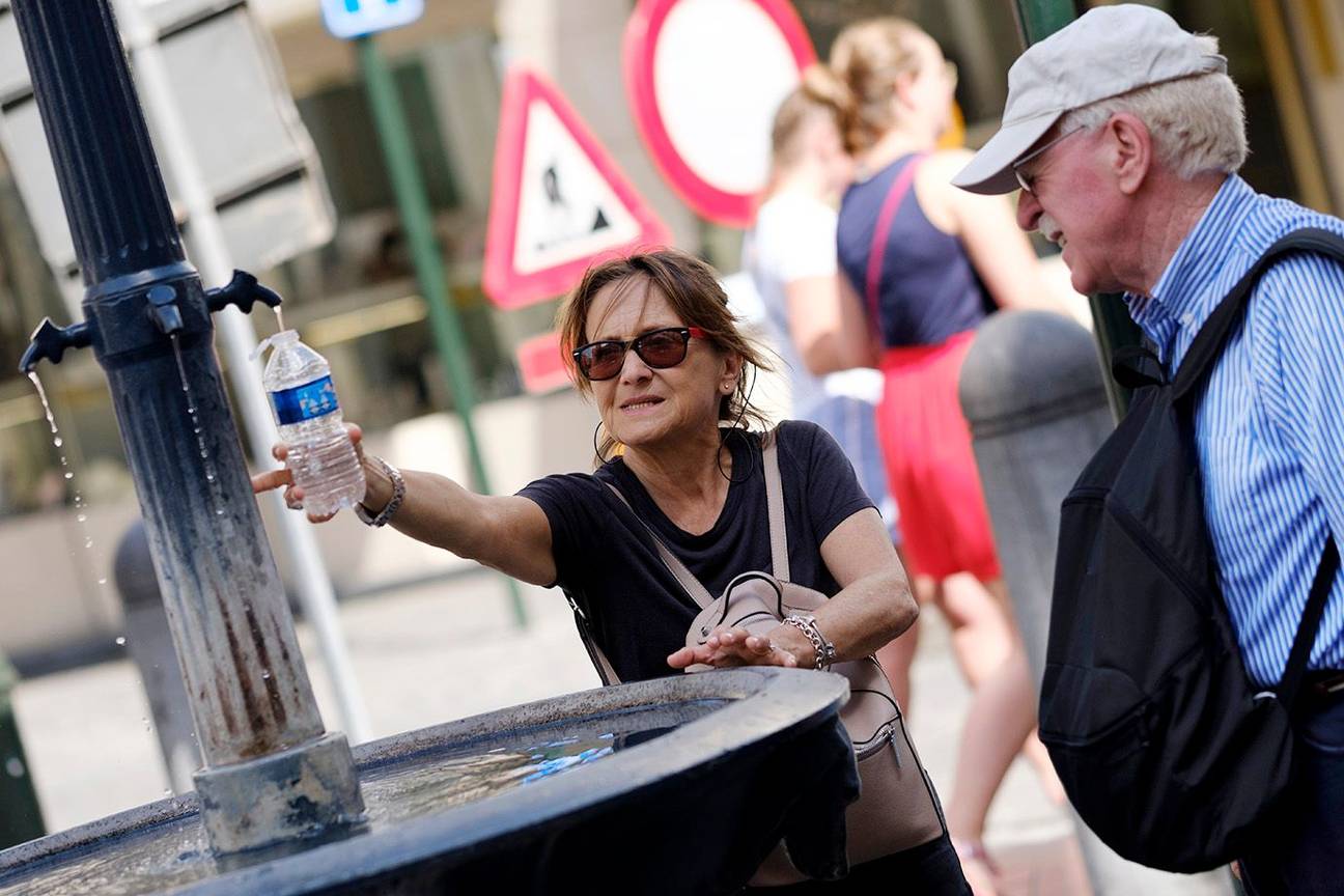 hete zomer warmte hitte drinkfontein drinkwater leidingwater dorst vrouw