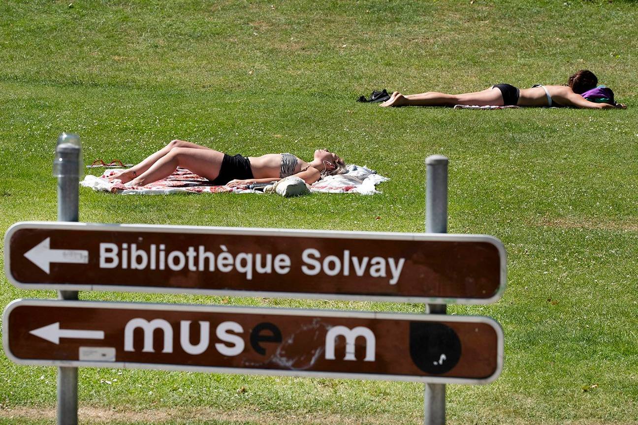 hitte hete zomer Leopoldpark zonnekloppers zonnebaden Solvay bibliotheek museum voor natuurwetenschappen warmte tropische temperaturen café Belga