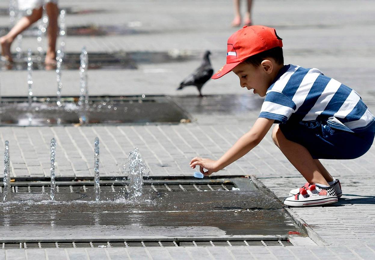 hitte hete zomer Muntplein zonnekloppers fontein water afkoelen warmte tropische temperaturen