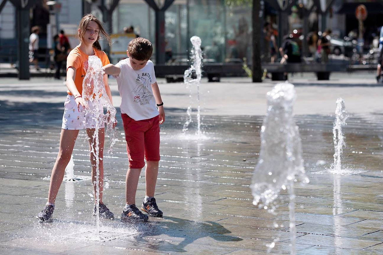 De fonteinen op het Flageyplein bij tropische temperaturen in Brussel