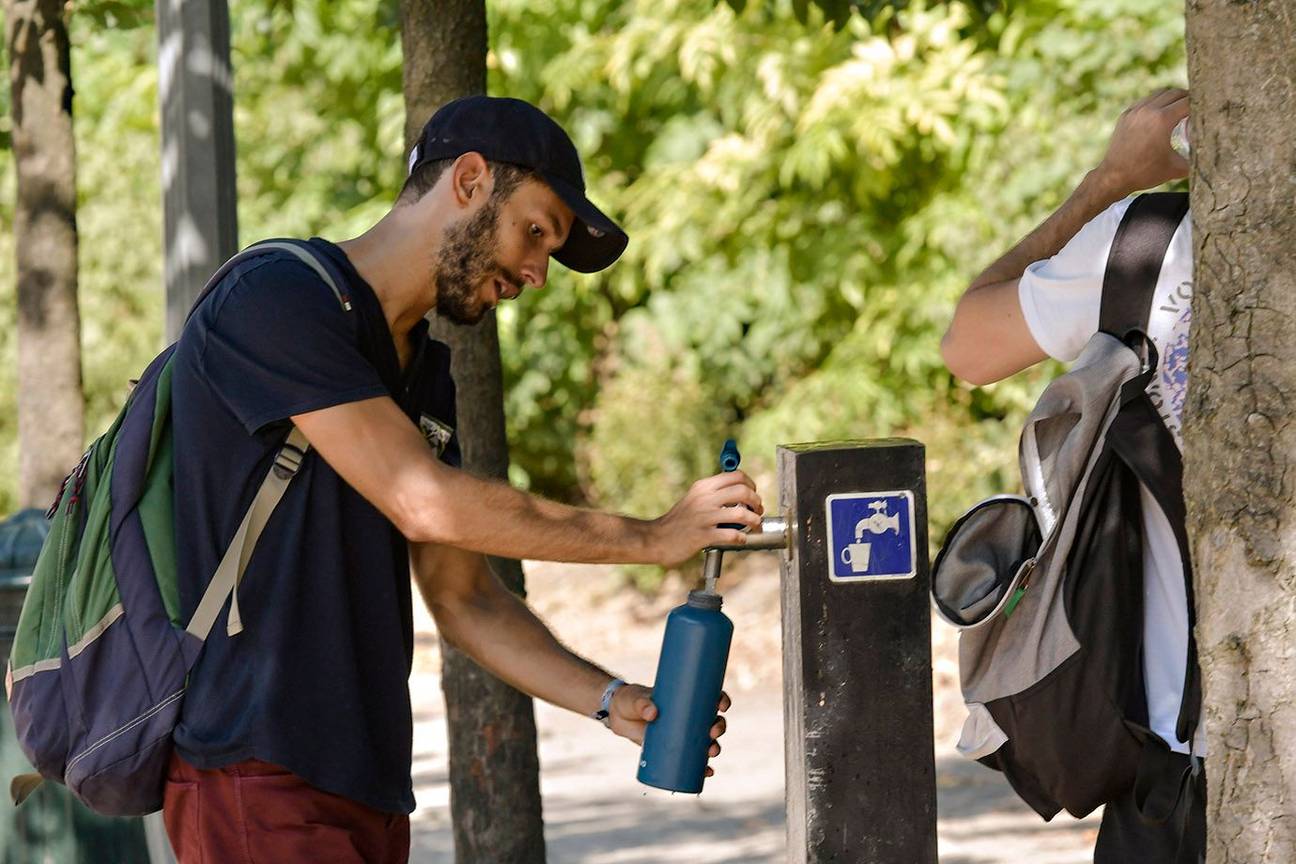 Hittegolf in Brussel drinkwater drinkbaar water waterfontein drinkfontein dorst hitte warm tropische temperaturen