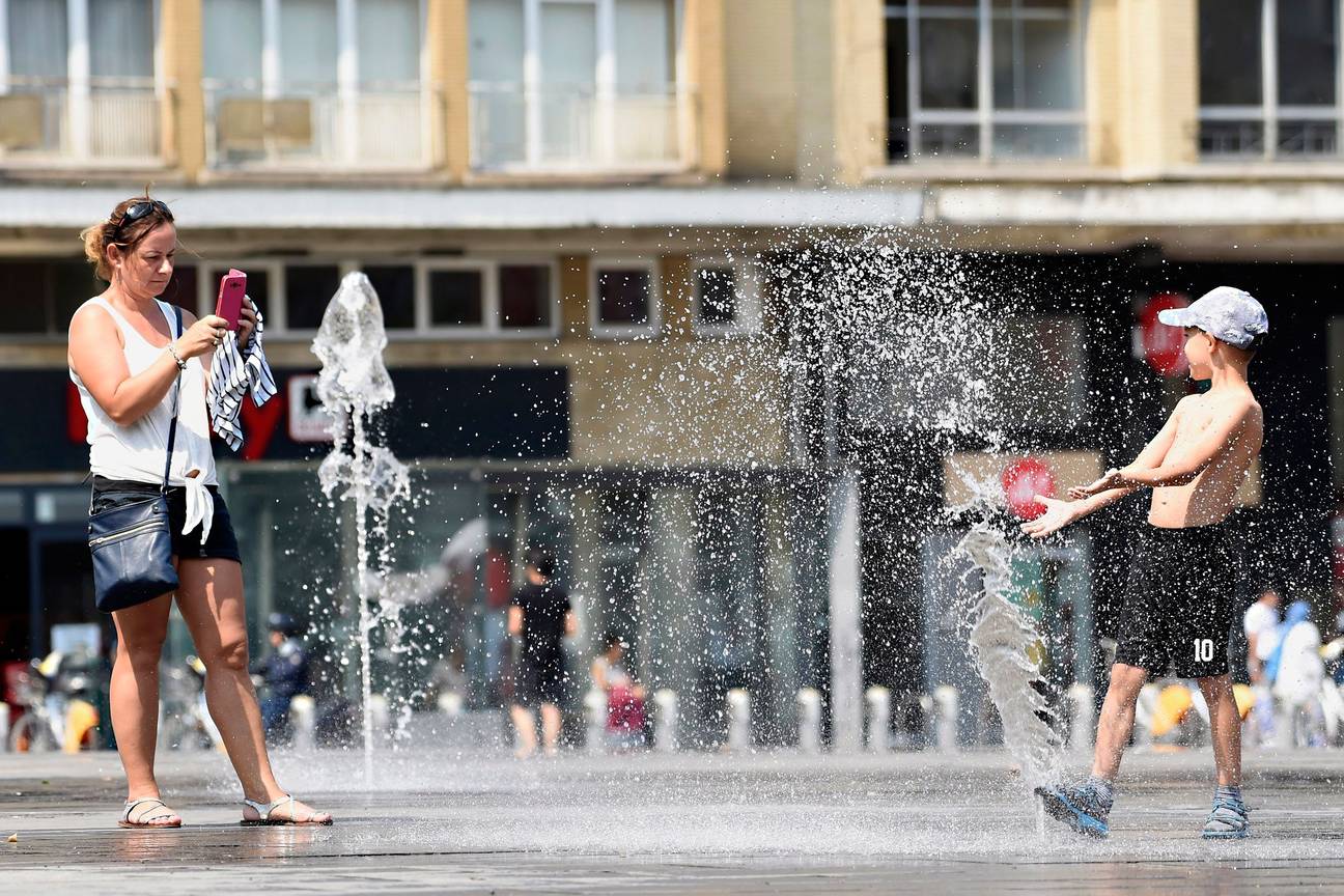 Hittegolf in Brussel droogte spelende kinderen Flageyplein waterfontein drinkfontein dorst hitte warm tropische temperaturen