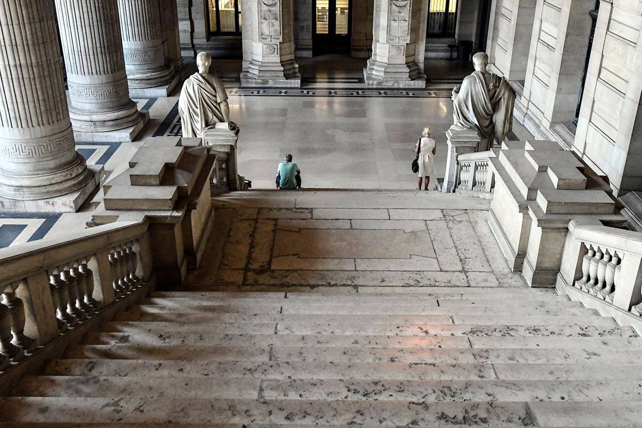 De trappen aan de inkomhal van het justitiepaleis