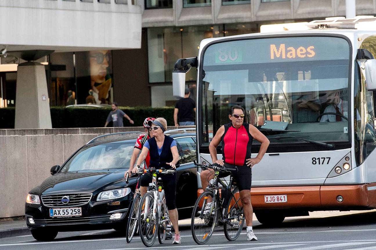 Fietser luchtkwaliteit luchtvervuiling mobiliteit fijn stof verkeer bus lijn 80 MIVB openbaar vervoer Kleine Ring