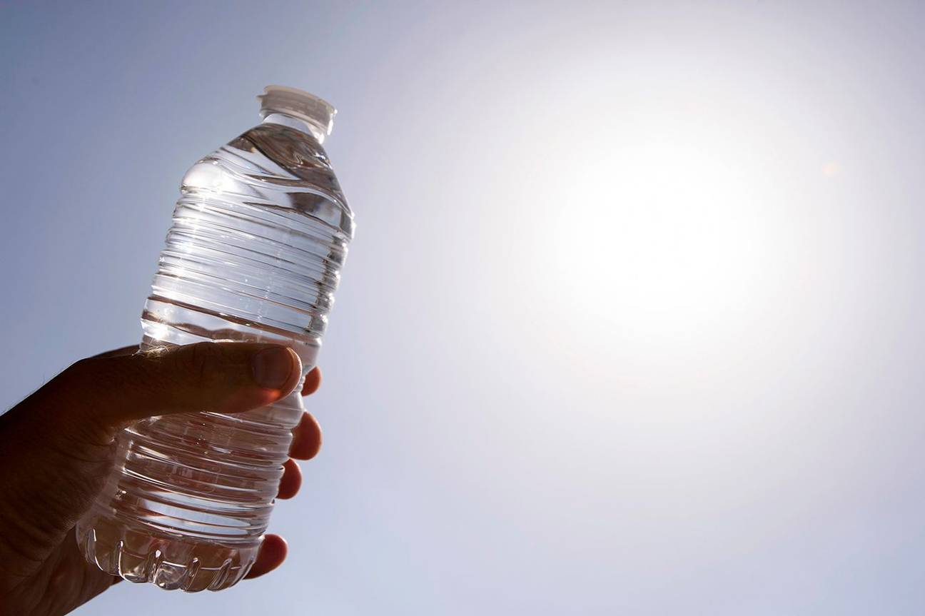 petfles plastic flessenwater PMD sorteren recyclage recycleren water drinkwater hitte dorst warm weer