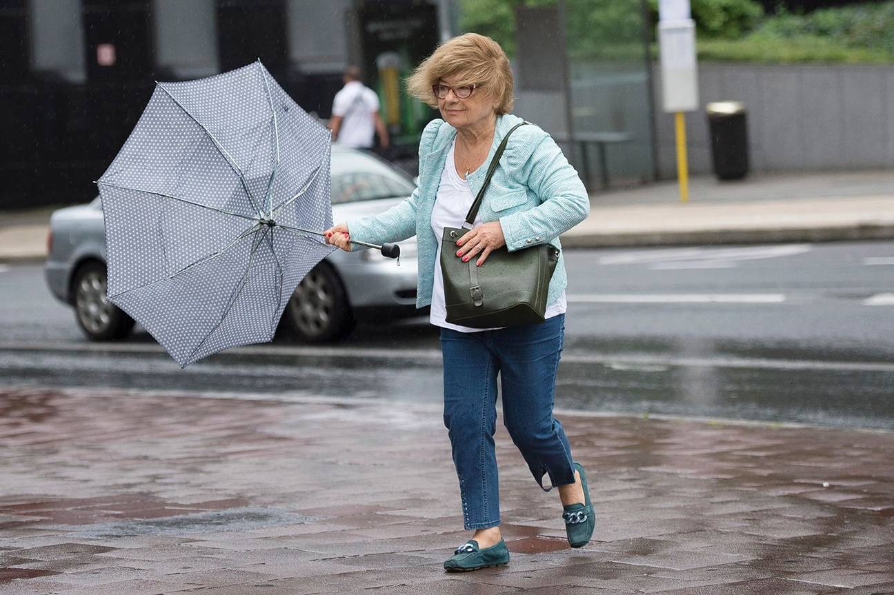 onweer regen paraplu windstoten rukwinden beaufort