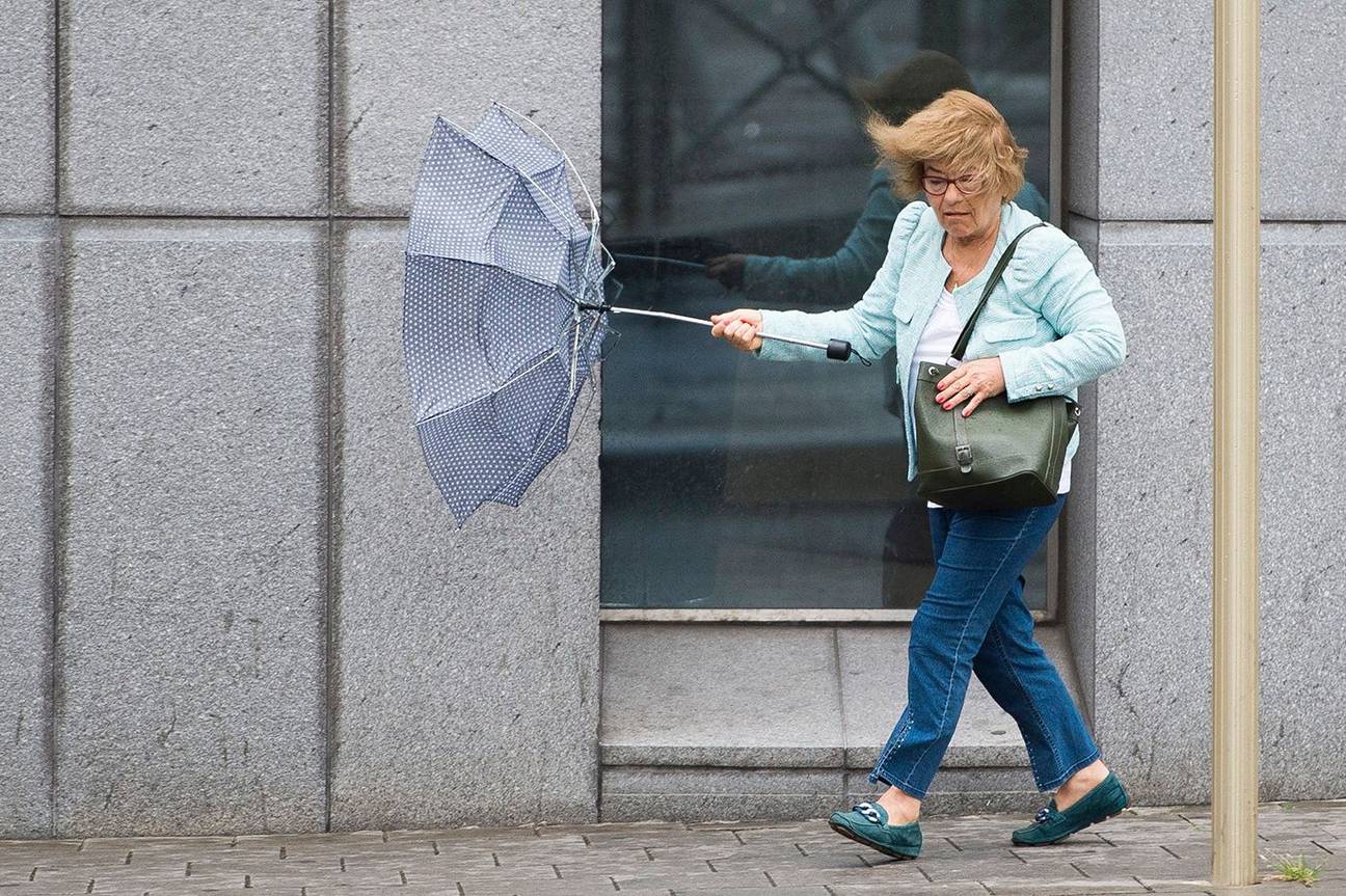 onweer regen paraplu windstoten rukwinden beaufort slecht weer