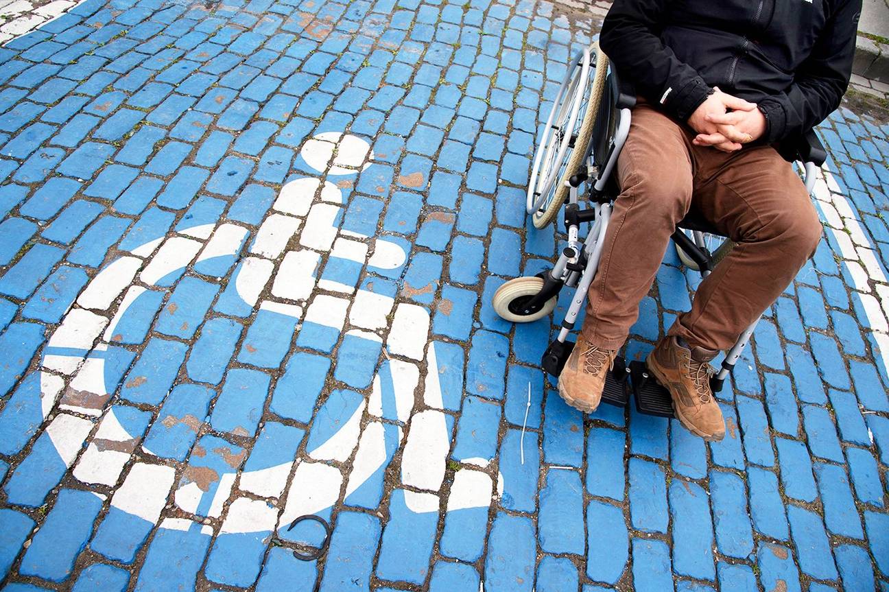 rolstoelgebruiker mindervalide parking parkeerplaats rolstoel andersvalide handicap
