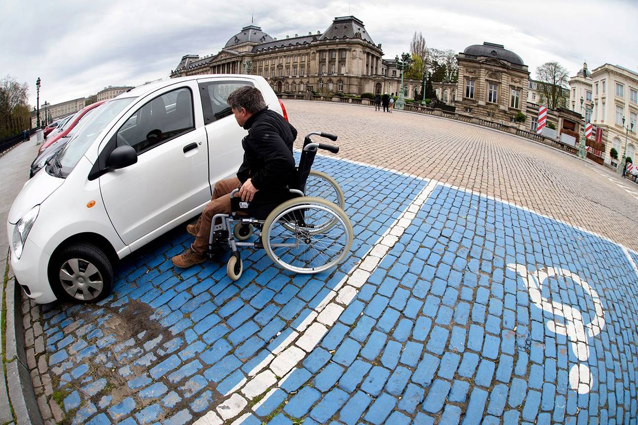 rolstoelgebruiker mindervalide parking parkeerplaats rolstoel andersvalide handicap Warandepark Koninklijk paleis