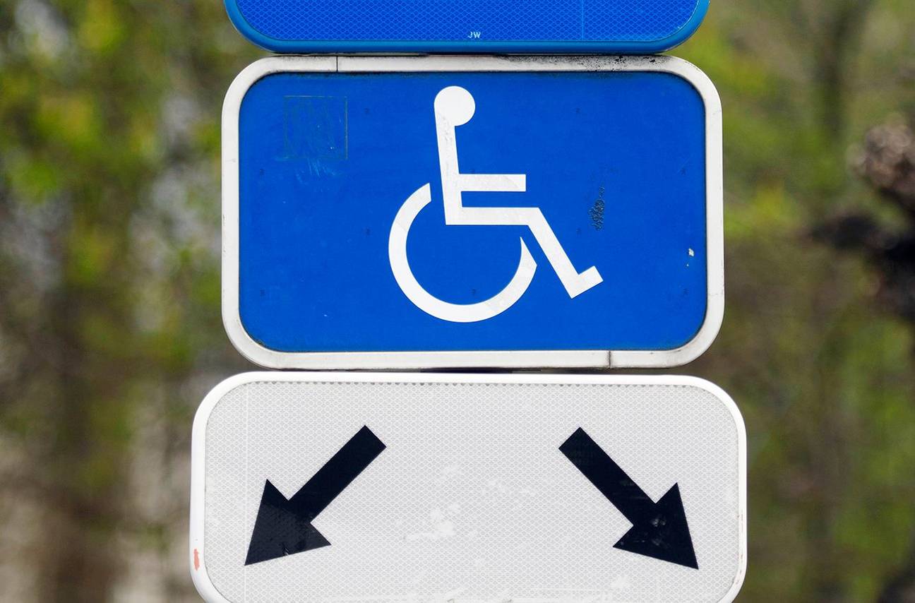 rolstoelgebruiker mindervalide parking parkeerplaats rolstoel andersvalide handicap verkeersbord