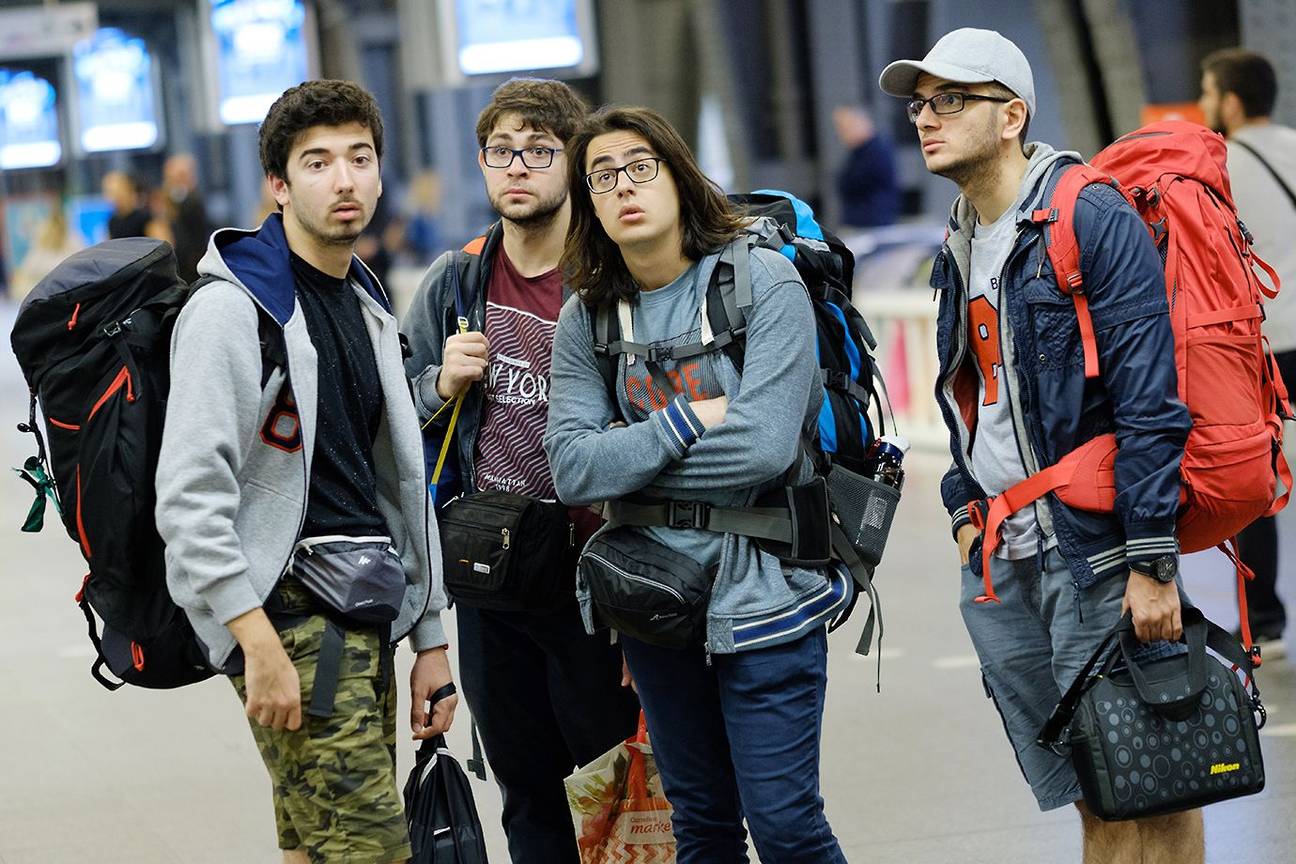 backpackers rugzaktoeristen toerist zuidstation NMBS trein jeugd jongere tieners