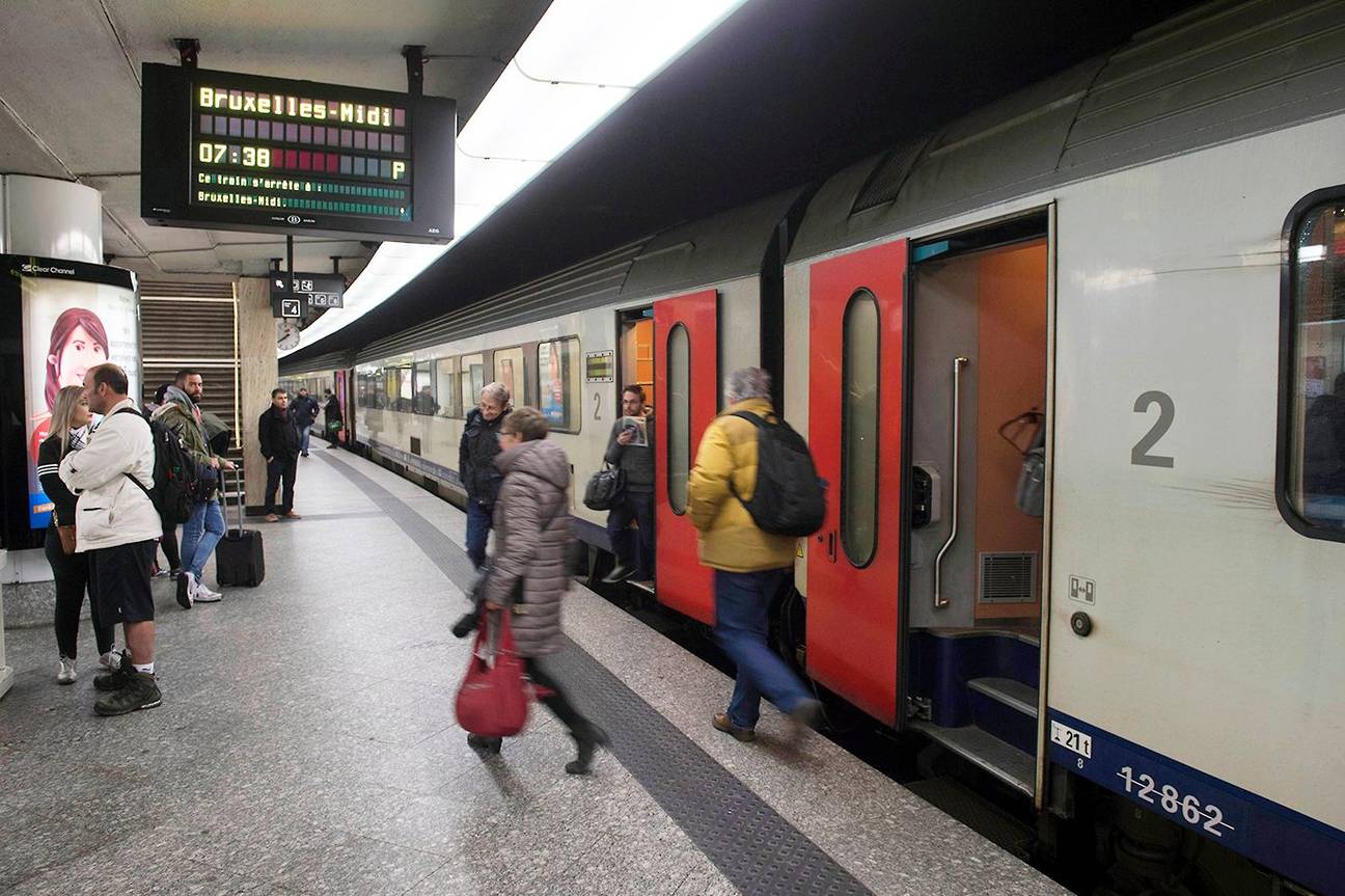 station Brussel-Centraal trein naar Brussel-Zuid pendelaars trein NMBS treingebruikers