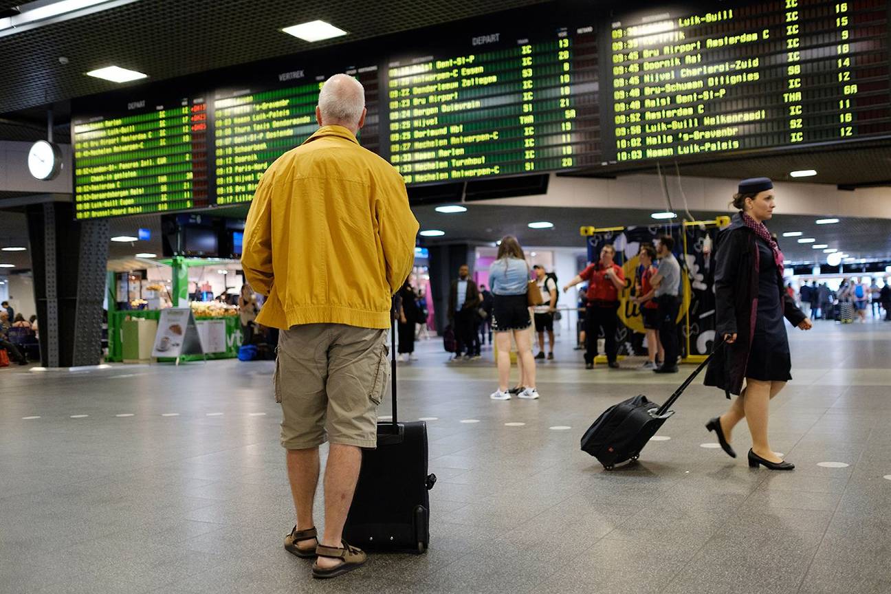 toerist zuidstation NMBS trein reiziger valies koffer trolley vertrekuren centrale hal