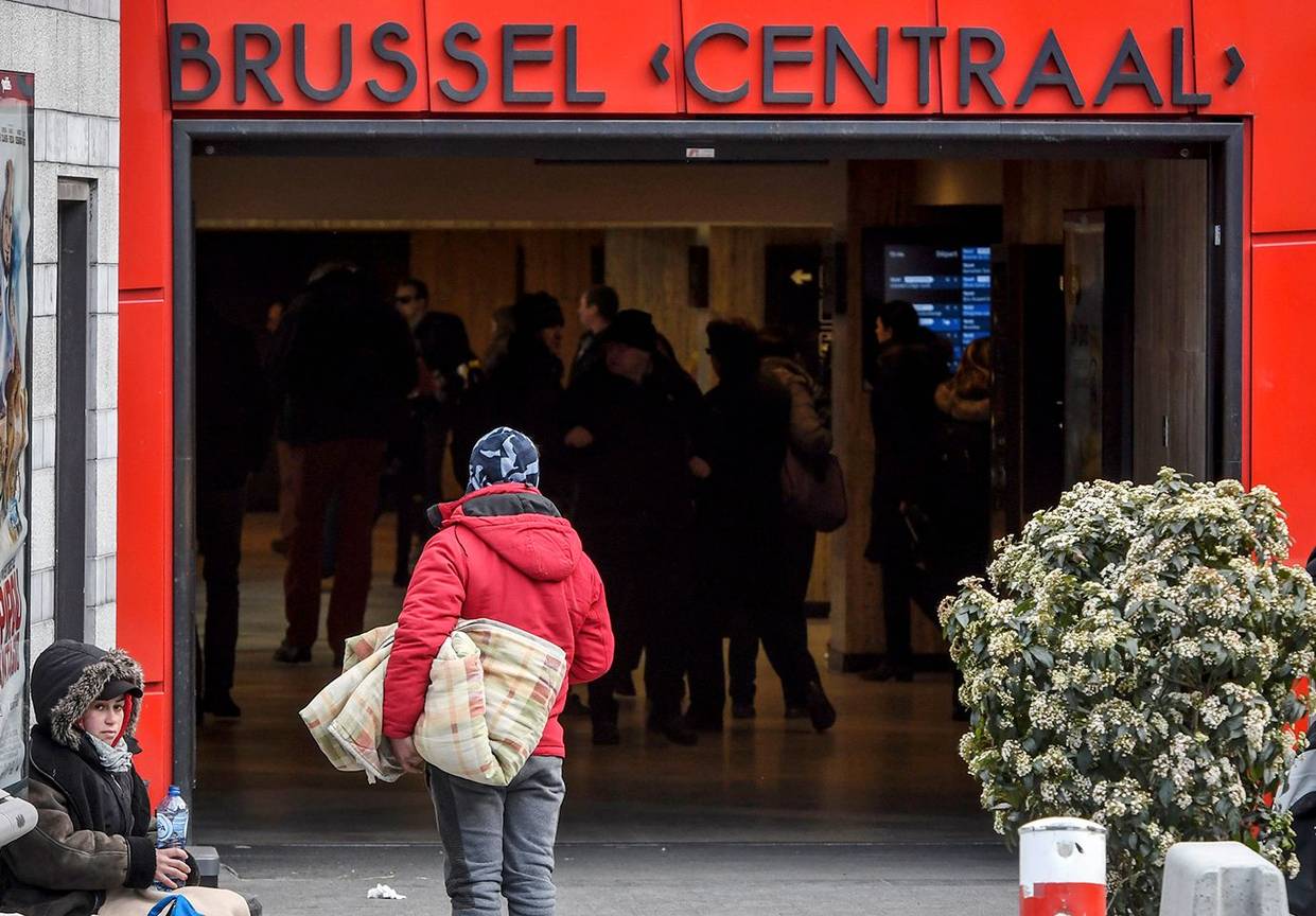 Dakloos in Brussel daklozen straatbewoners arm armoede bedelaar thuisloos Centraal station