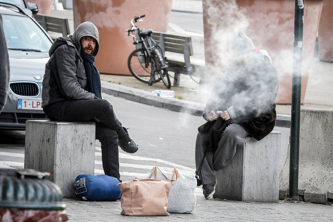 Dakloos in Brussel daklozen straatbewoners arm armoede koude winter bedelaar thuisloos