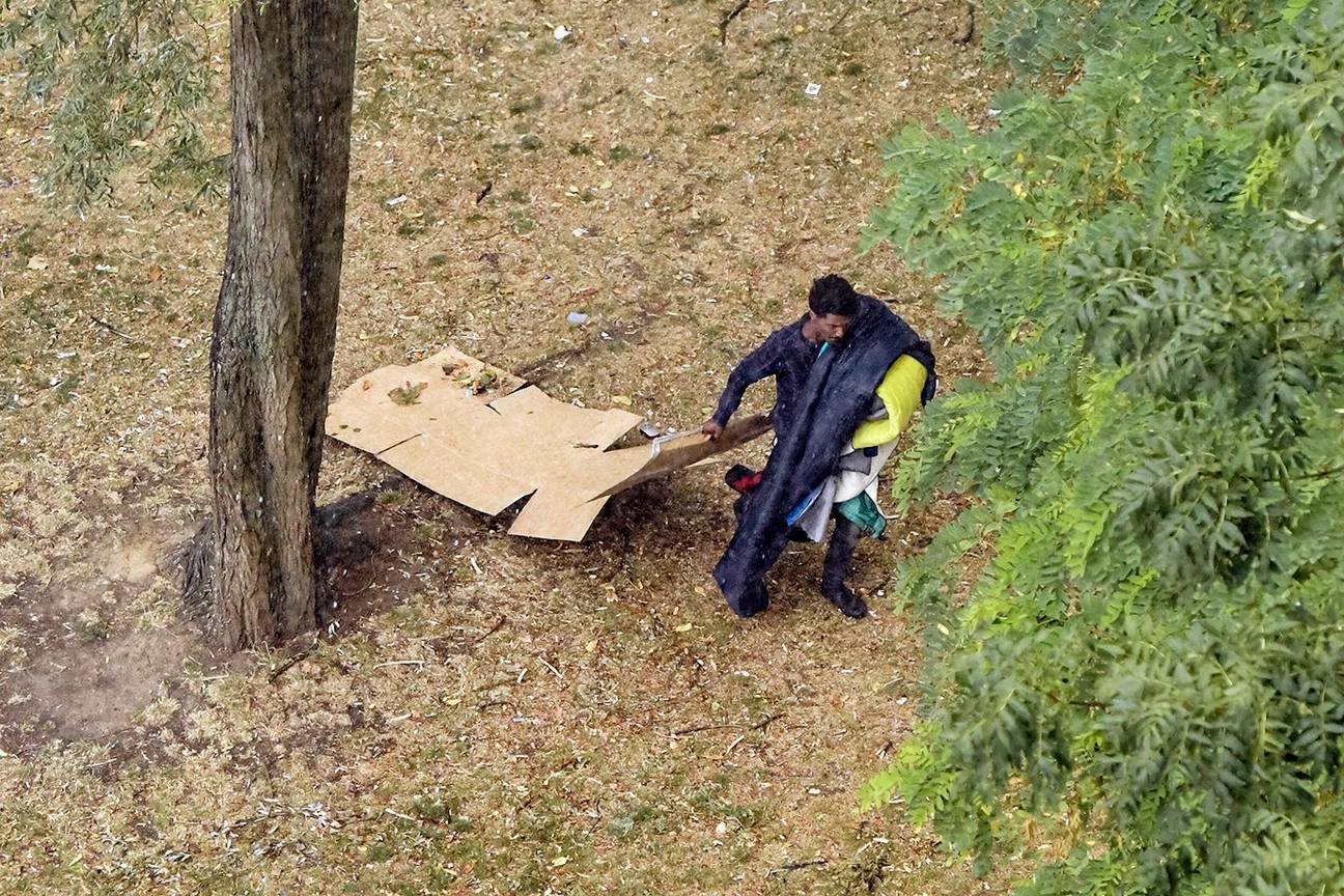 transmigranten asielzoekers Maximiliaanpark migratie vluchtelingen dakloos daklozen karton