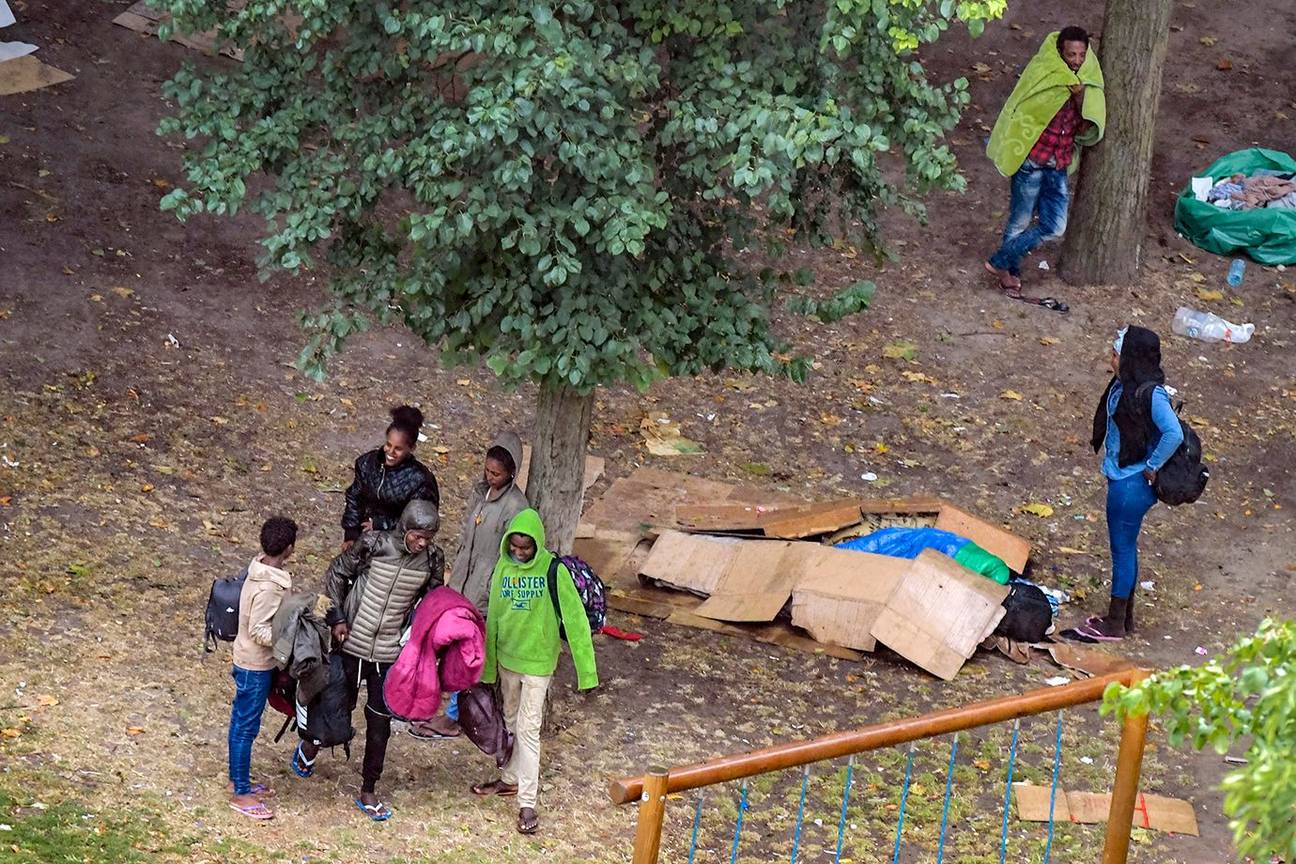 transmigranten asielzoekers Maximiliaanpark migratie vluchtelingen dakloos daklozen karton