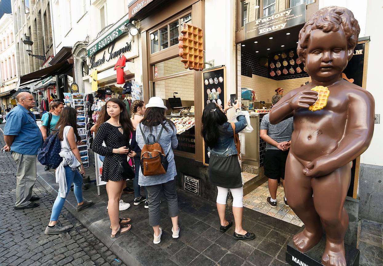 toerist toerisme manneken pis wafel zomer chocolade centrum Brussel Taborastraat souvenirwinkel