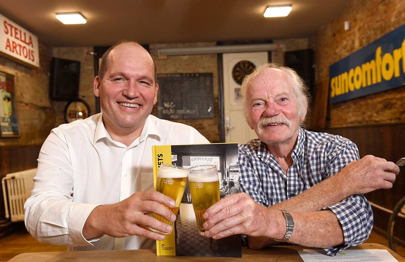 Boekvoorstelling "Estaminets et cafés, une histoire bruxelloise" met burgemeester Philippe Close en Guido Vanderhulst voorzitter van BrusselFabriek